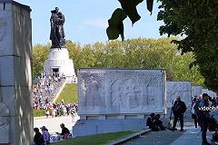 Колумнист RT DE Дагмар Хенн — о праздновании 9 мая: Нацисты всегда хотели уничтожить символы