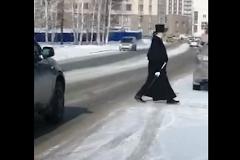 По Екатеринбургу гуляет странный мужчина в цилиндре и с тростью