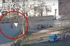 Наезд водителя на пожилую жительницу Сысерти сняли уличные камеры