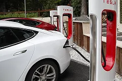 С конвейера сходит Tesla Model 3: ожидания и цены