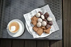 Екатеринбурженке нахамили в магазине конфет. Продавца ждет увольнение