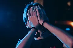 В Иркутске вынесли приговор полицейским, которые убили пассажира такси, пытаясь «разбудить»