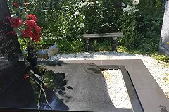 Жительница Березников рассказала о краже цветов с кладбища перед 1 сентября