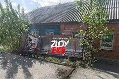 Шквалистый ветер в Екатеринбурге валит деревья, остановки и туалеты (ФОТО)