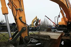 Рабочего травмировало отвалившимся экскаваторным ковшом в Екатеринбурге