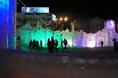 Новогодняя компания на радостях обобрала главную елку на площади в Верхней Туре