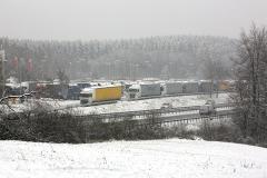 ГИБДД на Ямале из-за морозов выпускает водителей на трассы только автоколоннами