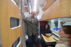 В РЖД пообещали добавить в новые плацкартные вагоны крючки и полки
