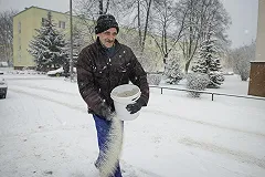 «Мешочек со щебнем». Как екатеринбуржцы смеются над гололедом и коммунальщиками