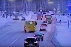 Момент жесткой аварии с автобусом в Екатеринбурге попал на видео