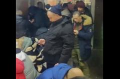 Что случилось? В Екатеринбурге толпы водителей застряли в огромных очередях
