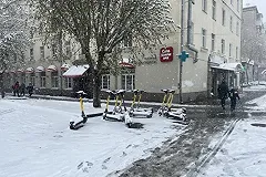 В Екатеринбурге со сбившего пенсионерку самокатчика взыскали полмиллиона рублей