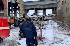 Под завалами остается человек: в Бисерти продолжаются поисковые работы после обрушения крыши завода