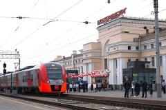 На железнодорожном вокзале Екатеринбурга выстроились огромные очереди