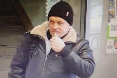 На жвачку не хватило: в Екатеринбурге солидный мужчина щедро отоварился, не заплатив ни копейки