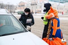 Лис Майк и Лиса Маша поздравили водителей Екатеринбурга вместо Деда Мороза и Снегурочки
