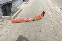 Металлический желоб едва не упал на голову пешеходу в центре Екатеринбурга (ФОТО)