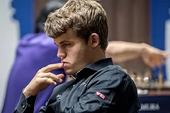 Норвежский шахматист с завязанными глазами обыграл троих бизнесменов