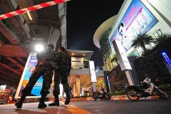 В Таиланде полиция задержала Алекса Лесли за незаконные секс-тренинги