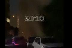 На ЖБИ столб кипятка высотой с многоэтажку разбил десяток машин