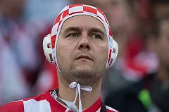 Хорватские фанаты ради фото залезли в дорожную яму посреди Нижнего Новгорода