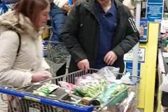 Екатеринбуржцы застряли в очередях в супермаркетах
