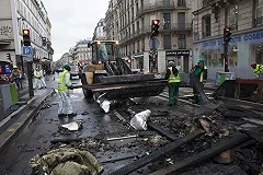 Во Франции после массовых протестов отказались от повышения цен на бензин