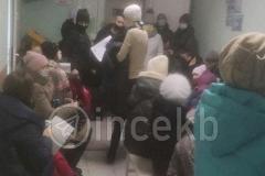Екатеринбуржцы продолжают стоять в огромных очередях на приём в больницу