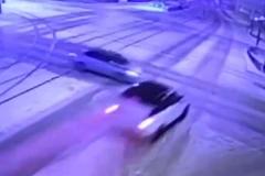 Пассажиры вылетели из салона: в центре Екатеринбурга Range Rover на скорости влетел в KIA Rio — видео