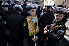 Подростки из почетного караула в День Победы показали средний палец