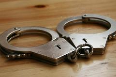 В Петербурге мужчина заковал двух детей в наручники за брошенные петарды