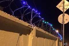 «Суровая гирлянда». В Сети обсуждают праздничную колючую проволоку в Челябинске