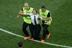 Выбежавших на поле во время финала ЧМ активистов Pussy Riot арестовали