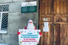 Депутат гордумы Екатеринбурга вышел с одиночным пикетом в костюме Деда Мороза
