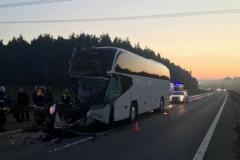 Пострадали десятки человек: пассажирский автобус врезался в полуприцеп