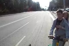 В Екатеринбурге пара на самокате врезалась в велосипедиста