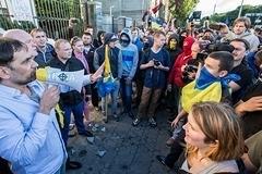 Пан Ги Мун осудил нападение на российское посольство в Киеве