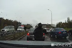 В Екатеринбурге неизвестные силовики провели спецоперацию в пробке