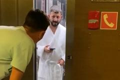 Михаил Галустян застрял в екатеринбургском лифте
