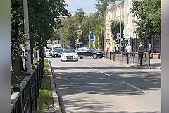 По Екатеринбургу с мигалками промчался шикарный кортеж