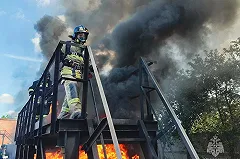 В Екатеринбурге наградили строителя, спасавшего маму с младенцем через дверной глазок