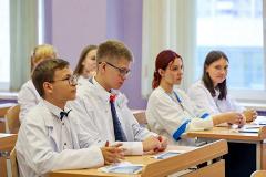 Евгений Куйвашев поговорил со старшеклассниками гимназии №200 о выбранной ими профессии
