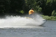 Неизвестный на гидроцикле травмировал женщину в Каменске-Уральском