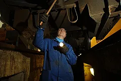 В екатеринбургском автосервисе уронили автомобиль