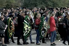 Тысячи людей пришли проститься с жертвами массового убийства в Керчи