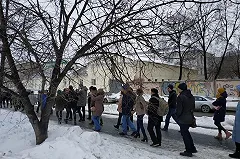 Екатеринбуржцы обняли сквер у театра драмы