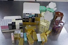 Пассажир в «Кольцово» пытался ввезти 100 флаконов духов