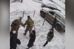 В Екатеринбурге люди в масках и с автоматами жестко скрутили девушку и двух мужчин