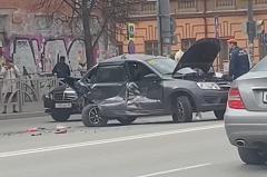 В центре Екатеринбурга столкнулись три машины