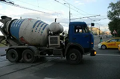 На стройке в Екатеринбурге водителя раздавило балкой